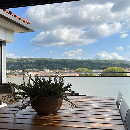 Atico De Diseno Con Terraza En El Centro De Olot Apartment Bagian luar foto