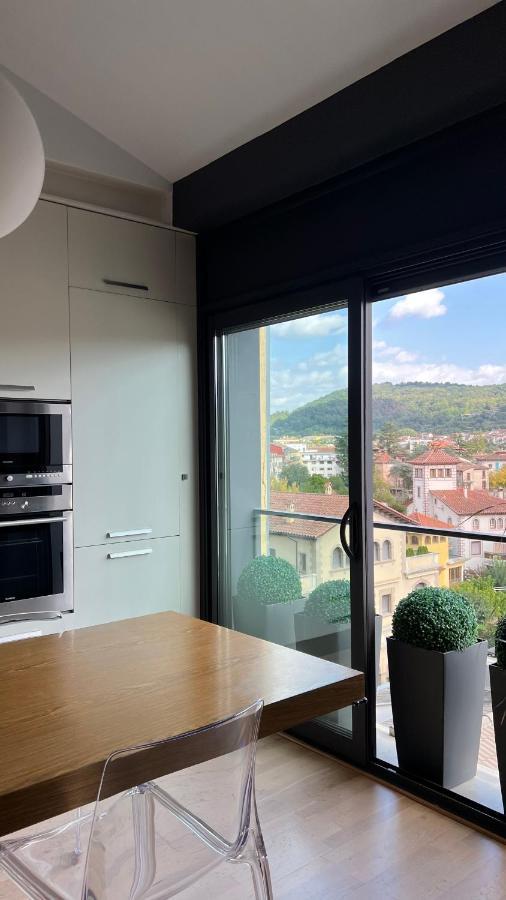 Atico De Diseno Con Terraza En El Centro De Olot Apartment Bagian luar foto