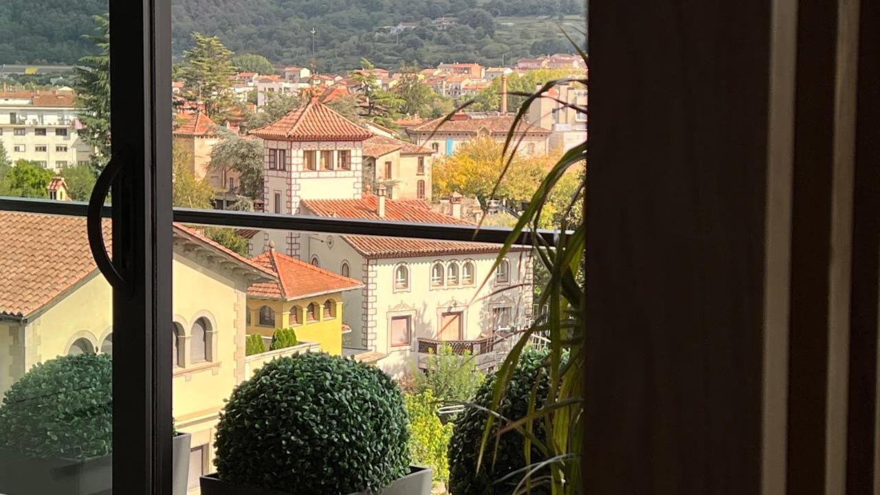 Atico De Diseno Con Terraza En El Centro De Olot Apartment Bagian luar foto