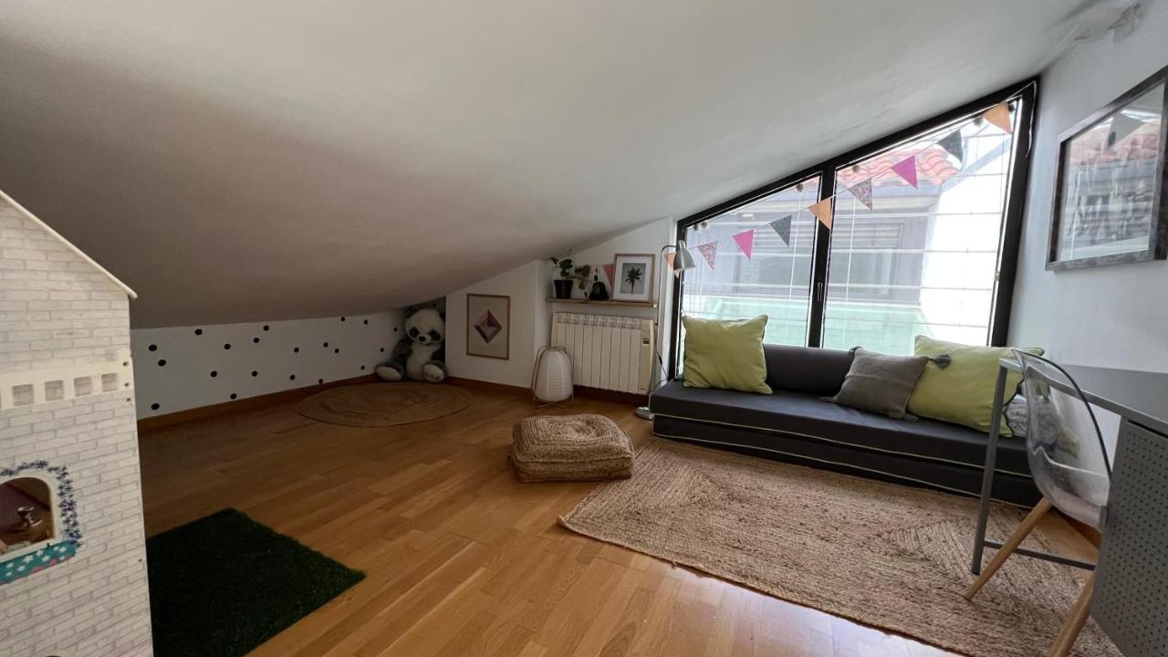 Atico De Diseno Con Terraza En El Centro De Olot Apartment Bagian luar foto